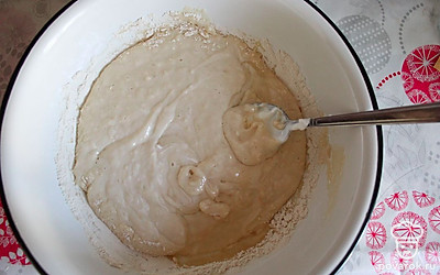 К общей массе добавляем муку, разрыхлитель и всё смешиваем, избавляясь от комочков. Тесто должно получиться густое, как сметана. 
