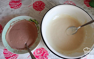 После, разделяем тесто на две части. В одну тарелку добавляем какао и перемешиваем. 