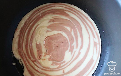 Выкладываем тесто по очереди, то светлую часть, то тёмную. И ставим в мультиварку на 50 минут. По истечении 50 минут, оставляем пирог немного остыть в мультиварке, слегка приоткрыв её. 