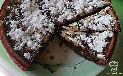 Сверху можно посыпать сахарной пудрой или шоколадной глазурью, что есть под рукой. 
