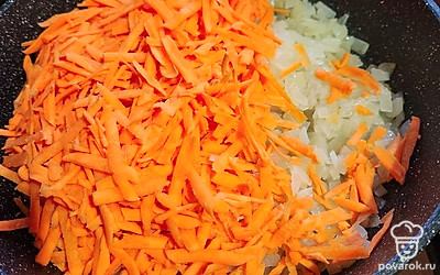 Репчатый лук нарежьте, обжарьте на растительном масле до золотистого цвета. Добавьте тертую морковь. Обжаривайте еще 5 минут. Помидоры очистите от кожуры и натрите на терке. Добавьте к овощам, тушите еще 5 минут.