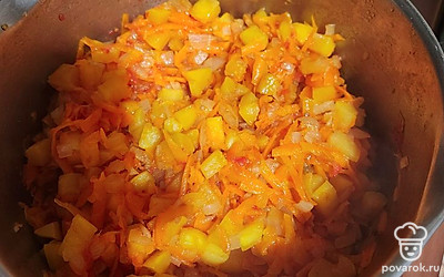 В кастрюлю выложите тушеные овощи и нарезанные кабачки. Добавьте соль, сахар, перец и уксус. Тушите примерно 45 минут, постоянно помешивая. В конце добавьте мелко нарезанный чеснок. Тушите 2-3 минуты. Затем тщательно пробейте массу блендером.