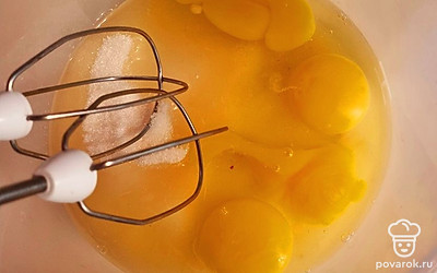 Взбейте яйца с сахаром.