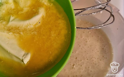 Добавьте масло и сметану, перемешайте.