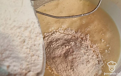 Засыпьте муку и разрыхлитель.