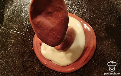 Лейте по очереди темное и светлое тесто в центр формы. Поставьте пирог в духовку при 190 градусах на 35 минут. 