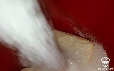 Мягкое сливочное масло смешиваем с сахаром и щепоткой соли.