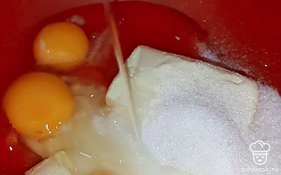 Вмешиваем по одному яйцу.