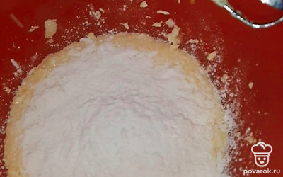 Добавляем муку и разрыхлитель.