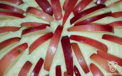 Вливаем тесто в форму для выпечки и украшаем яблоками. Готовим в разогретой до 180 градусов духовке около 40 минут.