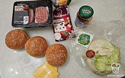 Разогрейте сковороду с капелькой масла. Котлеты обжарьте с двух сторон до румяной корочки (по 3-5 минут с каждой стороны).