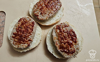 Смажьте нижнюю часть булочки грибным соусом. Разрежьте булочки на два части. Выложите котлеты, смажьте их томатном пастой. 