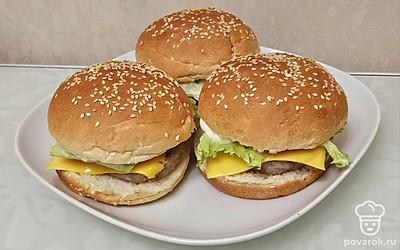 Накройте бургеры второй частью булочки. 