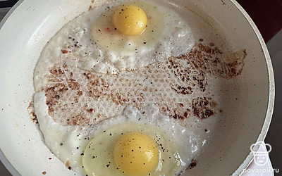 Яйцо аккуратно разбейте. Обжарьте до полного приготовления белка, но оставьте желток жидким (3-4 минуты на среднем огне). Посолите и поперчите по вкусу.