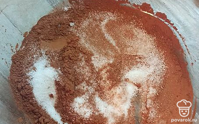 Смешиваем сахар и какао-порошок. 