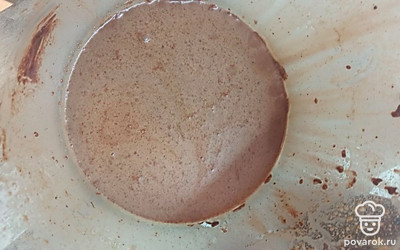 Вливаем молоко. Перемешиваем. 