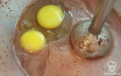 В первую часть добавляем яйца, муку, разрыхлитель. 