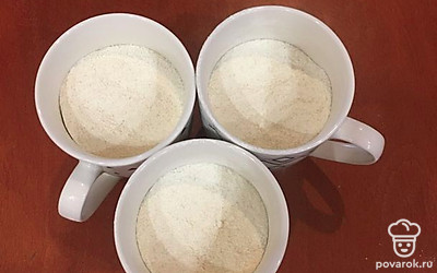 Сухие ингредиенты смешать и разделить на три части.