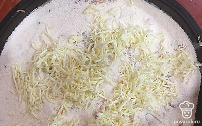 Насыпать в форму слоями: сухая смесь, тертые яблоки, натертое сливочное масло. Чередовать слои, верхний — сухой. Поставить выпекать.