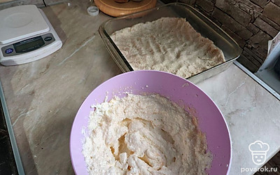 Замешиваем тесто. Для этого соединяем в одной посуде 1 яйцо, щепотку соли, 100 грамм творога, рисовую муку, перемолотые овсяные хлопья. Тщательно перемешиваем.