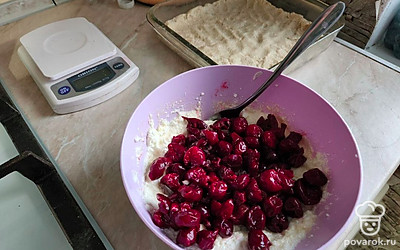 Теперь приступаем к приготовлению нашей начинки. Для этого соединяем 1 яйцо, 400 граммов творога, крахмал, сахар, вишню.