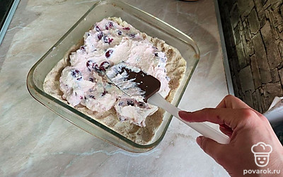 На дно противня выкладываем пергамент. Берем тесто и равномерно распределяем его по всей форме, делаем бортики с каждой стороны по 1,5 сантиметра. На тесто выкладываем нашу творожно-вишневую начинку. Выпекаем в духовке 40 минут при температуре 180 градусов.