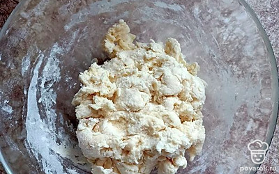 Замесить тесто из сметаны, дрожжей, разведённых в теплой воде, соли, муки, сахара, яйца и масла.