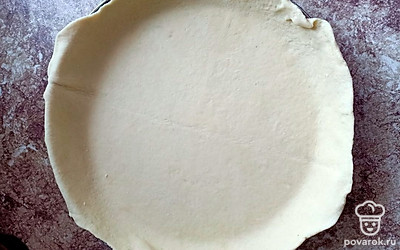 Разделить тесто на 2 части. Одну, раскатав, уложить на противне. 