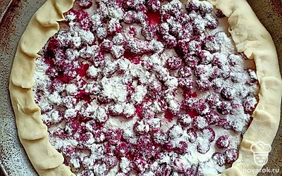 Вишню положить сверху, посыпать сахарной пудрой. 