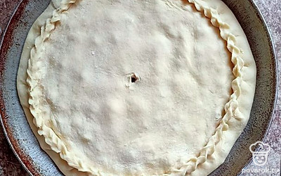 Закрыть другой половинкой и защипать края. Сверху проколоть тесто. Отправить в духовку на час при 180 градусах. 