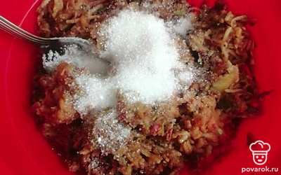 Подготовим сначала яблоки. Их нужно помыть, очистить от кожуры. Натереть на средней терке. Когда я пеку этот пирог осенью, то беру кислые яблоки, поэтому к яблокам я добавляю немного сахара от общей нормы, примерно 1 стакан. Если яблоки сладкие, то можно сразу добавлять сахар в тесто.