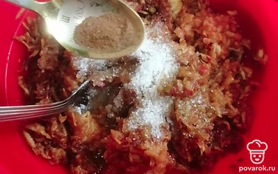 К яблокам добавляем корицу. Если не любите, то можно ее не класть, но с ней вкус становится ярче. Все хорошо перемешиваем.