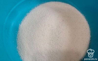 Теперь приготовим тесто. Смешиваем в миске манку.