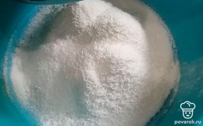 Добавляем к манке просеянную муку.