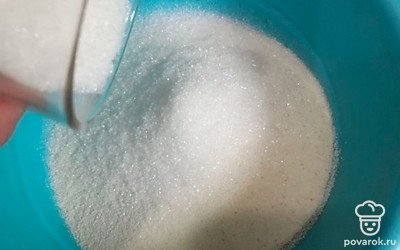 Добавляем остаток сахара. По рецепту идет стакан сахара, но для меня это сладко, поэтому я немного убавляю.