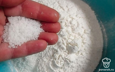 Добавляем к сухим ингредиентам соль. Все хорошо перемешиваем, чтобы распределилось равномерно.