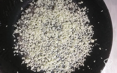 В форму для выпечки натираем на терке масло. У меня обычная сковорода. Распределяем равномерно по всей сковородке.