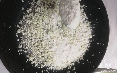 Выкладываем ложкой сухое тесто, тоже равномерно распределяя.