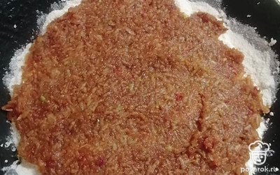 Укладываем слой яблок. И так до тех пор, пока не закончатся все ингредиенты. Можно делать три, четыре тонких слоя, а можно два, но потолще. 