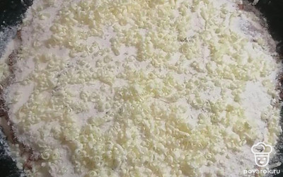 Верхним слоем должно быть сухое тесто. А поверх него натираем остатки масла. Запекаем в разогретой до 180 градусов духовке в течениие 40 минут.