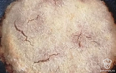 Верхним слоем должно быть сухое тесто. А поверх него натираем остатки масла. Запекаем в разогретой до 180 градусов духовке в течениие 40 минут.