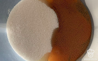 Взбиваем сахар, соль и яйца.