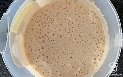 К взбитым яйцам добавляем подсолнечное масло и сметану.