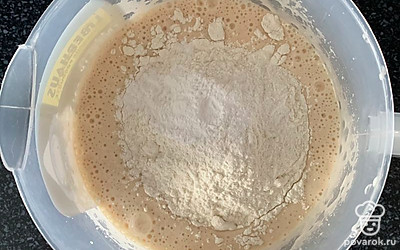 Всыпаем муку и разрыхлитель.