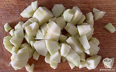 Яблоки чистим от шкурки и нарезаем кусочками.