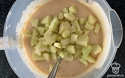 Добавляем яблоки в тесто.