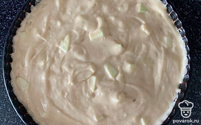 В форму выливаем тесто и отправляем в духовку на 45-50 минут при 180 градусах.