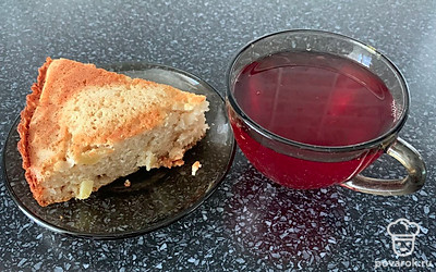 Разрезаем порционно и подаем с компотом. Приятного аппетита!