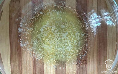 Сливочное масло растапливаем в микроволновке. 