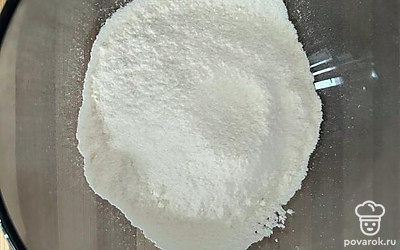 Просеиваем муку с разрыхлителем.